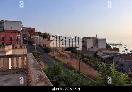 Milazzo - Panorama dal sagrato del Santuario di San Francesco all'alba Banque D'Images