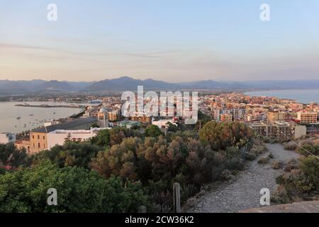 Milazzo - Panorama del borgo dal fortino all'alba Banque D'Images