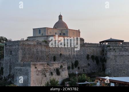 Milazzo - Scorcio del Duomo Antico dal Fortino dei Casciani Banque D'Images