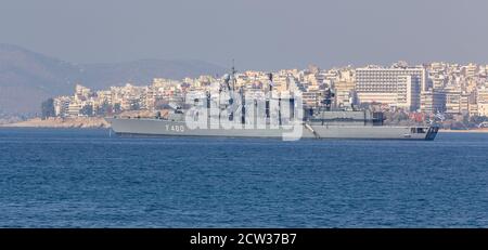 La frégate de classe Elli F-460 'Aigaion' ancre au large de la côte le 5 octobre 2012 pour le centenaire des guerres des Balkans. Banque D'Images