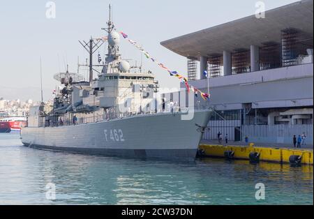 La frégate de classe Elli F-462 'Kountouriotis' se trouve dans le port du Pirée et s'ouvre au public pour le centenaire des guerres des Balkans le 7 octobre 2012. Banque D'Images