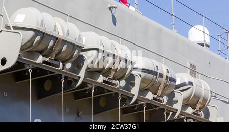 Chariots de sauvetage gonflables sur un bateau Banque D'Images