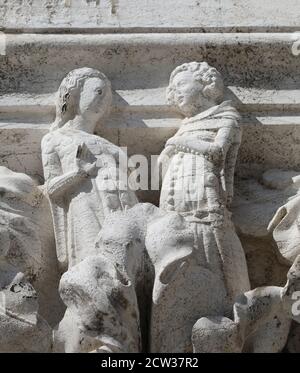 Venise, VE, Italie - 13 juillet 2020 : ancienne sculpture de deux jeunes amoureux, nouveaux mariés sur la colonne du Palais des Doges Banque D'Images