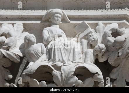 Venise, VE, Italie - 13 juillet 2020 : ancienne sculpture d'une noble personne lisant un livre sur la colonne du Palais des Doges Banque D'Images