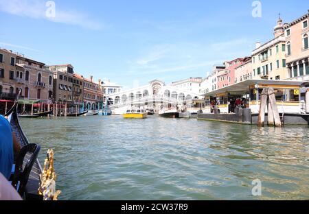 Venise, VE, Italie - 13 juillet 2020 : Grand Canal et Pont du Rialto vus d'un bateau de télécabine Banque D'Images