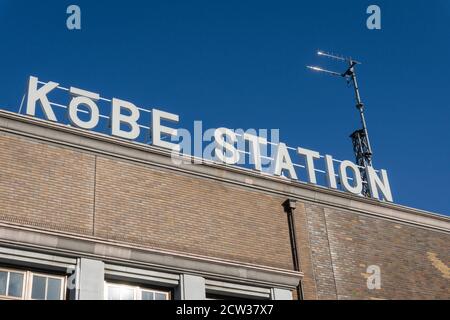 Panneau indiquant le nom de la station Kobe JR Station à Kobe, Japon Banque D'Images