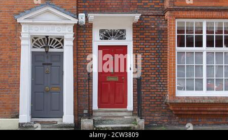 22 septembre 2020 - Angleterre, Royaume-Uni : deux portes avant géorgiennes style architectural Banque D'Images