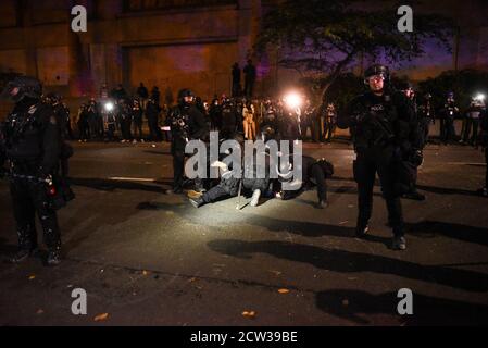 Portland, OREGON, États-Unis. 27 septembre 2020. Les manifestants sont détenus par la police à Portland, Oregon, États-Unis, le 26 septembre 2020. Portland a fait l'objet d'une manifestation chaque soir depuis la mort de George Floyd. La manifestation de cette nuit a coïncidé avec un rassemblement de fiers garçons plus tôt dans la journée. Crédit : Stephanie Keith/ZUMA Wire/Alay Live News Banque D'Images