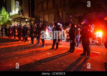 Portland, OREGON, États-Unis. 27 septembre 2020. Affrontements entre des manifestants et la police à Portland, Oregon, États-Unis, le 26 septembre 2020. Portland a fait l'objet d'une manifestation chaque soir depuis la mort de George Floyd. La manifestation de cette nuit a coïncidé avec un rassemblement de fiers garçons plus tôt dans la journée. Crédit : Stephanie Keith/ZUMA Wire/Alay Live News Banque D'Images