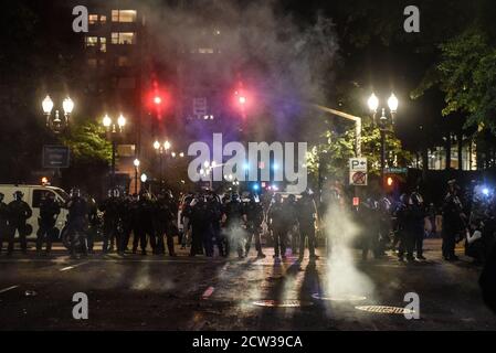 Portland, OREGON, États-Unis. 27 septembre 2020. Affrontements entre des manifestants et la police à Portland, Oregon, États-Unis, le 26 septembre 2020. Portland a fait l'objet d'une manifestation chaque soir depuis la mort de George Floyd. La manifestation de cette nuit a coïncidé avec un rassemblement de fiers garçons plus tôt dans la journée. Crédit : Stephanie Keith/ZUMA Wire/Alay Live News Banque D'Images