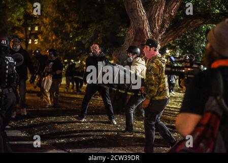 Portland, OREGON, États-Unis. 27 septembre 2020. Les manifestants se préparent à se défendre contre la police à Portland, Oregon, États-Unis le 26 septembre 2020. Portland a fait l'objet d'une manifestation chaque soir depuis la mort de George Floyd. La manifestation de cette nuit a coïncidé avec un rassemblement de fiers garçons plus tôt dans la journée. Crédit : Stephanie Keith/ZUMA Wire/Alay Live News Banque D'Images