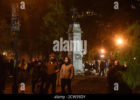 Portland, OREGON, États-Unis. 27 septembre 2020. Des manifestants surveillent la police dans un parc à Portland, Oregon, États-Unis, le 26 septembre 2020. Portland a fait l'objet d'une manifestation chaque soir depuis la mort de George Floyd. La manifestation de cette nuit a coïncidé avec un rassemblement de fiers garçons plus tôt dans la journée. Crédit : Stephanie Keith/ZUMA Wire/Alay Live News Banque D'Images