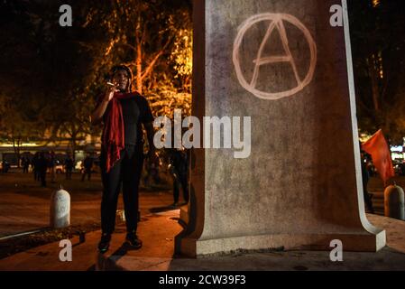 Portland, OREGON, États-Unis. 27 septembre 2020. Un manifestant surveille la police dans un parc de Portland, Oregon, États-Unis le 26 septembre 2020. Portland a fait l'objet d'une manifestation chaque soir depuis la mort de George Floyd. La manifestation de cette nuit a coïncidé avec un rassemblement de fiers garçons plus tôt dans la journée. Crédit : Stephanie Keith/ZUMA Wire/Alay Live News Banque D'Images