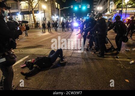 Portland, OREGON, États-Unis. 27 septembre 2020. Affrontements entre des manifestants et la police à Portland, Oregon, États-Unis, le 26 septembre 2020. Portland a fait l'objet d'une manifestation chaque soir depuis la mort de George Floyd. La manifestation de cette nuit a coïncidé avec un rassemblement de fiers garçons plus tôt dans la journée. Crédit : Stephanie Keith/ZUMA Wire/Alay Live News Banque D'Images