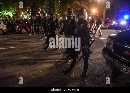 Portland, OREGON, États-Unis. 27 septembre 2020. Affrontements entre des manifestants et la police à Portland, Oregon, États-Unis, le 26 septembre 2020. Portland a fait l'objet d'une manifestation chaque soir depuis la mort de George Floyd. La manifestation de cette nuit a coïncidé avec un rassemblement de fiers garçons plus tôt dans la journée. Crédit : Stephanie Keith/ZUMA Wire/Alay Live News Banque D'Images