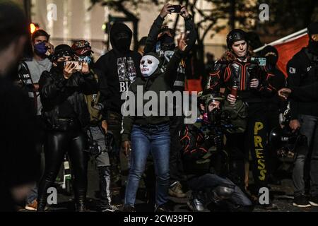 Portland, OREGON, États-Unis. 27 septembre 2020. Affrontements entre des manifestants et la police à Portland, Oregon, États-Unis, le 26 septembre 2020. Portland a fait l'objet d'une manifestation chaque soir depuis la mort de George Floyd. La manifestation de cette nuit a coïncidé avec un rassemblement de fiers garçons plus tôt dans la journée. Crédit : Stephanie Keith/ZUMA Wire/Alay Live News Banque D'Images