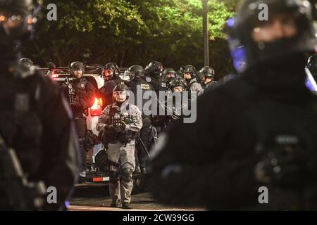 Portland, OREGON, États-Unis. 27 septembre 2020. Affrontements entre des manifestants et la police à Portland, Oregon, États-Unis, le 26 septembre 2020. Portland a fait l'objet d'une manifestation chaque soir depuis la mort de George Floyd. La manifestation de cette nuit a coïncidé avec un rassemblement de fiers garçons plus tôt dans la journée. Crédit : Stephanie Keith/ZUMA Wire/Alay Live News Banque D'Images