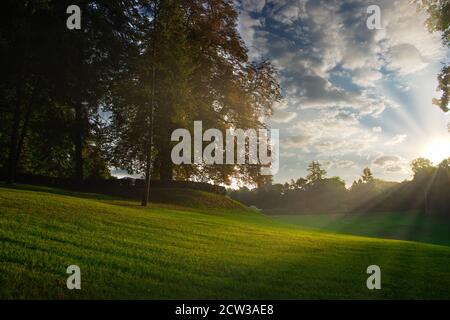 Parc et espace de loisirs dans la ville, champ vert et arbres avec lever du soleil le matin Banque D'Images