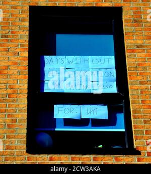 Un avis dans la fenêtre de Birley Hall de l'Université métropolitaine de Manchester, Manchester, royaume-uni. Le 25 septembre, les médias ont rapporté que l’Université métropolitaine de Manchester, le Conseil municipal de Manchester et la Direction de la santé publique de l’Angleterre avaient chargé des étudiants des salles Birley Hall et Cambridge Hall de l’Université métropolitaine de Manchester de s’isoler pendant 14 jours. Cette situation a suivi une augmentation de 19 cas de Covid. Banque D'Images