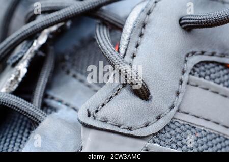 Gros plan sur les lacets et les coutures d'une chaussure noire. Banque D'Images