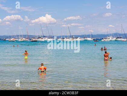 Les gens profitent du soleil à la plage de notre Dame (plage notre Dame) sur l'île de Porquerolles, en France. Banque D'Images