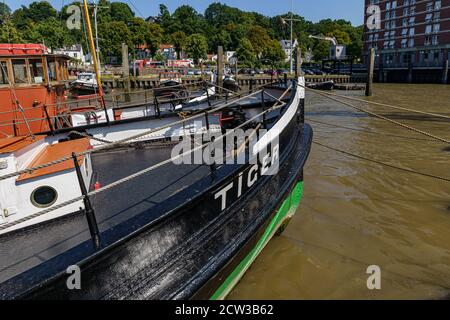 Ancien navire historique Tiger situé au port musée d'Oevelgoenne sur l'Elbe à Hambourg, Allemagne Banque D'Images