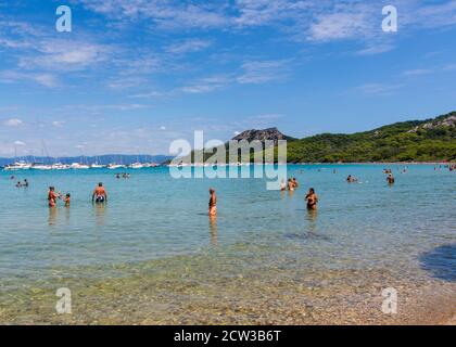 Les gens profitent du soleil à la plage de notre Dame (plage notre Dame) sur l'île de Porquerolles, en France. Banque D'Images