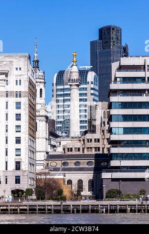 Londres, Royaume-Uni, 19 mars 2011 : le Monument au Grand incendie de Londres de 1666 conçu par Sir Christopher Wren qui est un desti populaire de voyage touristique Banque D'Images