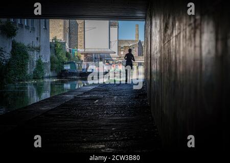 Coureur sur le canal Leeds Liverpool, Shipley, West Yorkshire, Royaume-Uni Banque D'Images