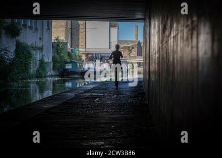 Coureur sur le canal Leeds Liverpool, Shipley, West Yorkshire, Royaume-Uni Banque D'Images