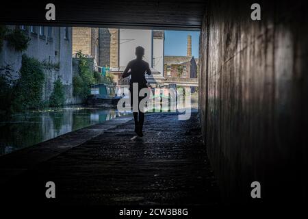 Coureur sur le canal Leeds Liverpool, Shipley, West Yorkshire, Royaume-Uni Banque D'Images