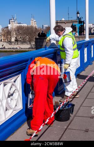 Londres, Royaume-Uni, le 19 mars 2011 : Painter Tower Bridge sur la Tamise avec une boîte de peinture bleue qui est souvent confondue avec London Bridge et Banque D'Images