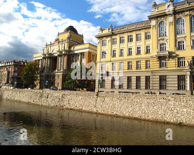 L'Université de Sarajevo est située sur Obala Kulina Bana rue le long de la rivière Miljacka Banque D'Images