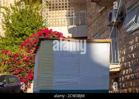 Sukkah prêt à l'étage de la rue, pour s'asseoir sur Sukkot 2020. (Coutume juive de vivre dans une cabane pendant une semaine en septembre) Banque D'Images