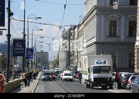 La rue Obala Kulina Bana longe les rives de la rivière Miljacka et est l'un des points de repère de Sarajevo. Banque D'Images