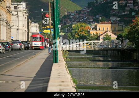 La rue Obala Kulina Bana longe les rives de la rivière Miljacka et est l'un des points de repère de Sarajevo. Banque D'Images