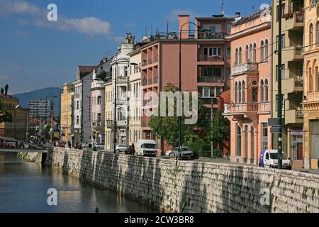 La rue Obala Kulina Bana longe les rives de la rivière Miljacka et est l'un des points de repère de Sarajevo. Banque D'Images