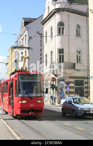 La rue Obala Kulina Bana longe les rives de la rivière Miljacka et est l'un des points de repère de Sarajevo. Banque D'Images