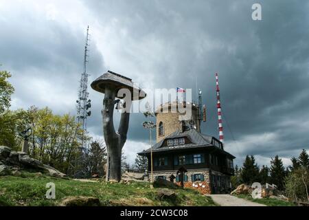 Le belvédère, le gîte touristique et les antennes radio en haut de la colline Kleť près de la ville de Český Krumlov en République tchèque. Banque D'Images
