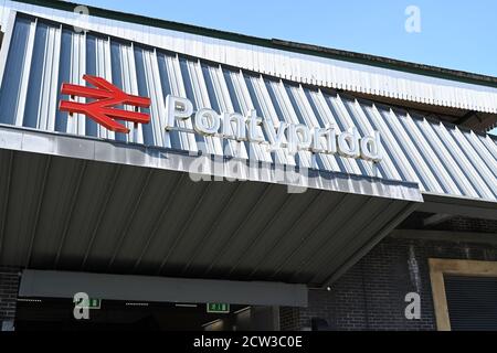 Pontypridd, pays de Galles - septembre 2020 : panneau au-dessus de l'entrée de la gare de Pontypridd. Banque D'Images