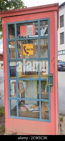 Ancienne cabine téléphonique qui est maintenant utilisée comme une mini bibliothèque, où vous pouvez changer de livres. Banque D'Images