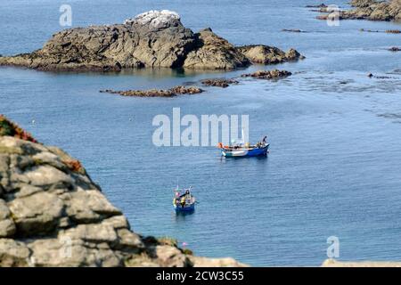 Vue sur la mer depuis le point le plus au sud, vue sur la crique de Polpeor. pêche aux pêcheurs cornish Banque D'Images