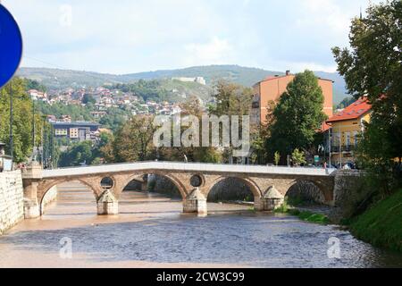 Pont latin au-dessus de la rivière Miljacka à Sarajevo. Lieu de l'assassinat de l'archiduc François Ferdinand d'Autriche par Gavrilo Princip en 1914 Banque D'Images