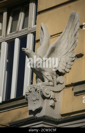 L'Université de Sarajevo est située sur Obala Kulina Bana rue le long de la rivière Miljacka Banque D'Images