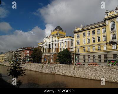 L'Université de Sarajevo est située sur Obala Kulina Bana rue le long de la rivière Miljacka Banque D'Images