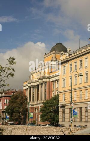 L'Université de Sarajevo est située sur Obala Kulina Bana rue le long de la rivière Miljacka Banque D'Images