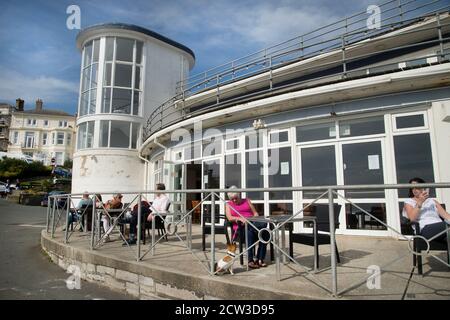 Île de Wight, septembre 2020. Ventnor. Terrasse jardin d'hiver. Les gens qui profitent du soleil. Banque D'Images