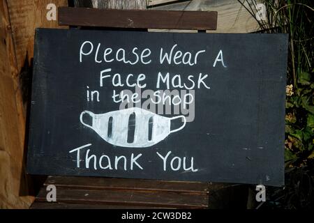 Île de Wight, septembre 2020. Affiche demandant aux clients de porter un masque facial. Banque D'Images
