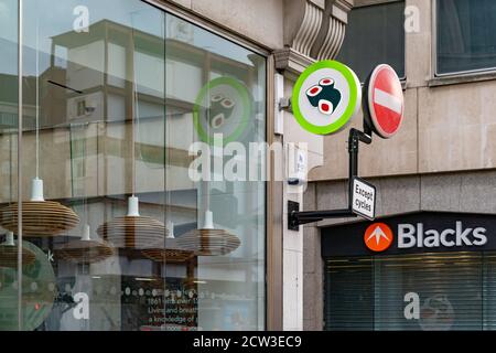 LONDRES, ANGLETERRE - 24 JUILLET 2020 : la succursale de restaurants japonais de sushis Wasabi et de bento à emporter à emporter à Holborn, Londres, a fermé pendant la période du COVID-19 pa Banque D'Images