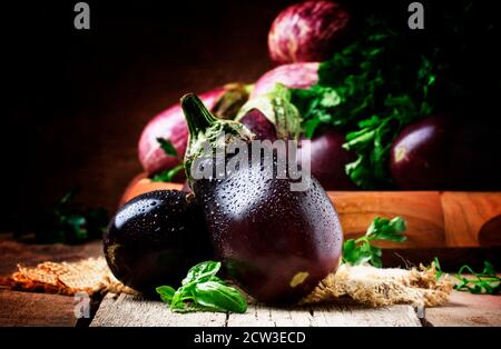 Aubergines fraîches sur fond de bois vintage, mise au point sélective Banque D'Images